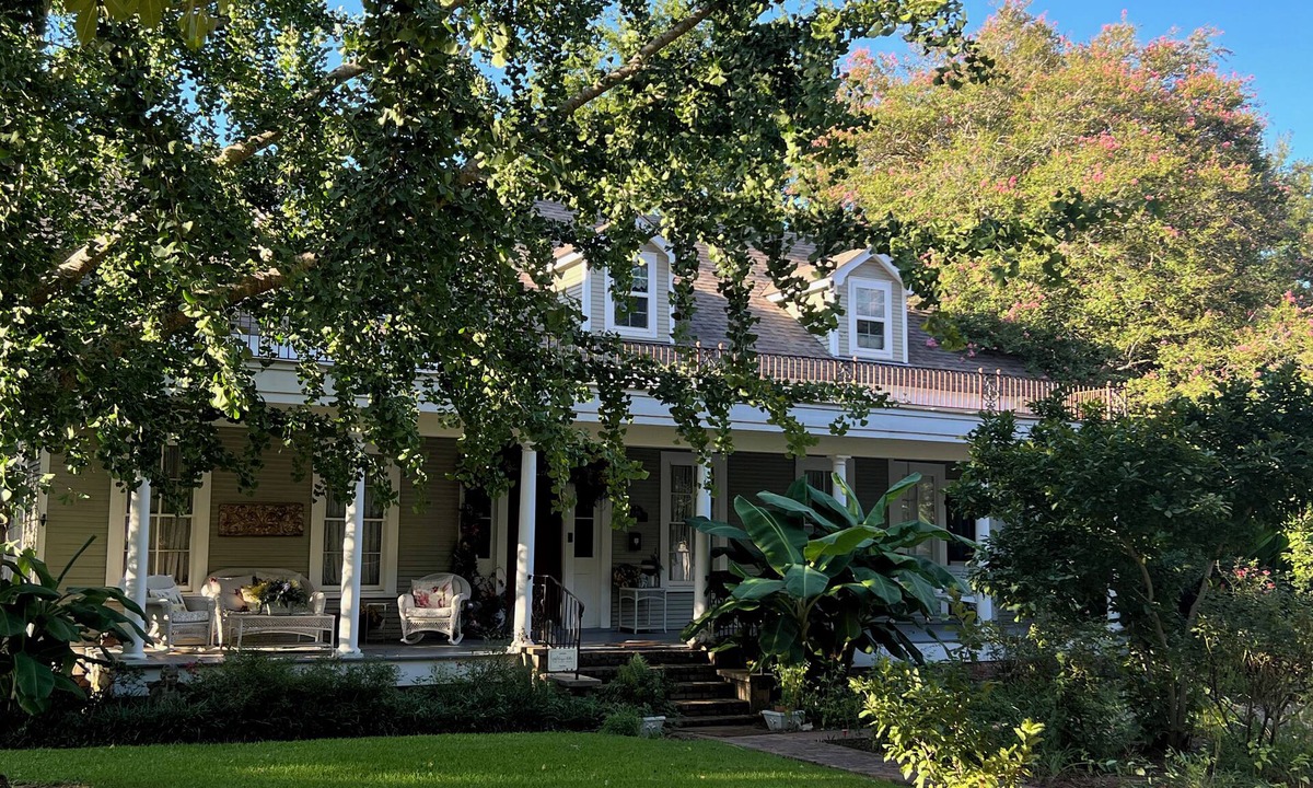 East Natchitoches House | Experience Southern Comfort -Beautiful 4BR Home with Front Porch Charm.