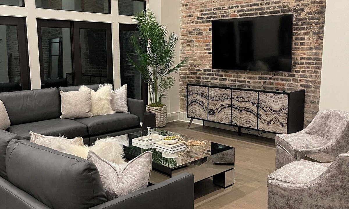Central Business District Hotel | Experience the Charm of New Orleans CBD: Prime Location, Walkable, and Spacious