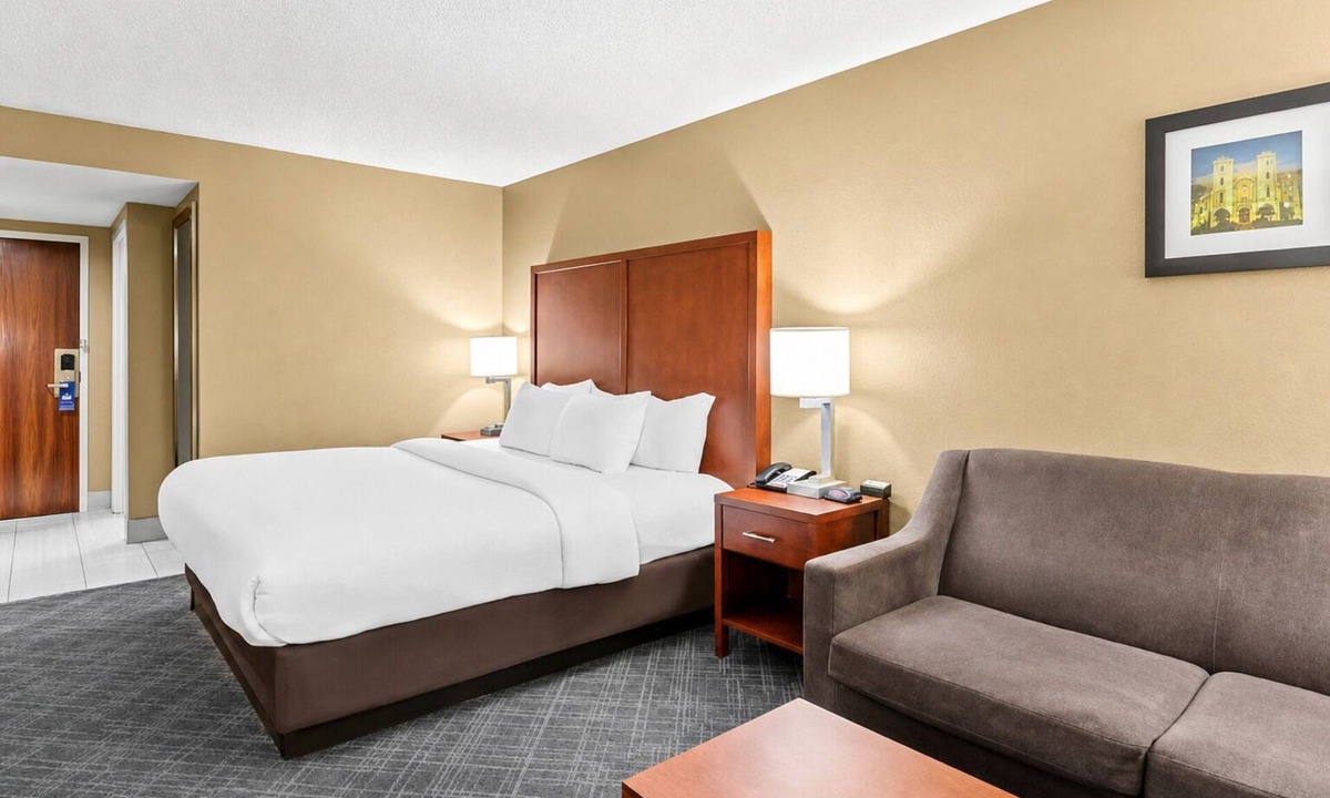 Highlands - Perkins Hotel | Explore Baton Rouge—Near LSU, Downtown, Zoo & Mall with Free Breakfast & Parking