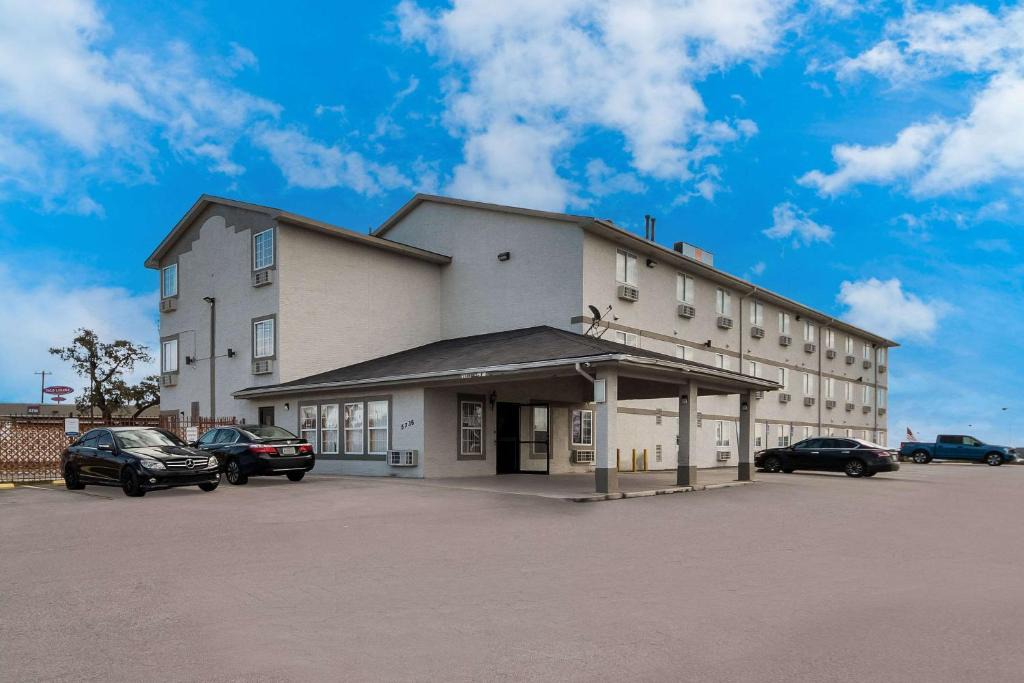San Antonio Cabin | Express Inn & Suites San Antonio near SeaWorld - Medical Center