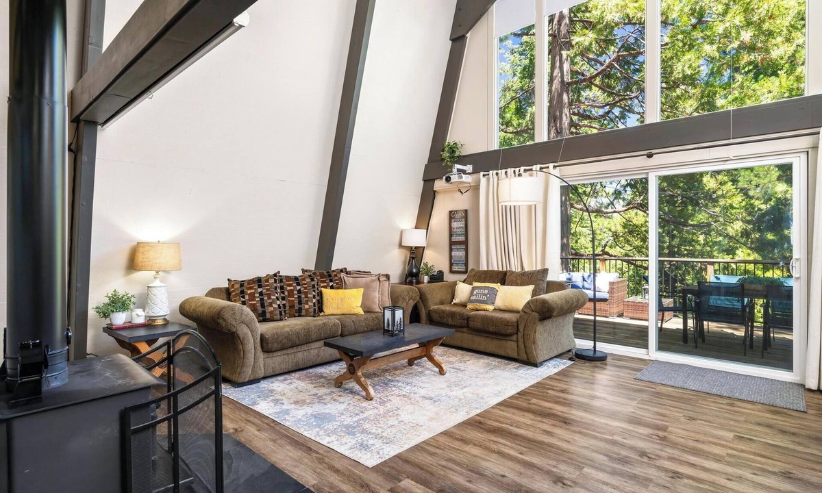 Cold Springs Ski Chalet | FALL BACK ON FALL PRICES! 5 MIN TO PINECREST LAKE