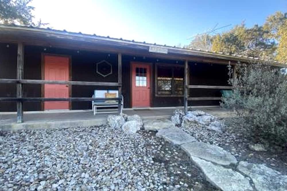 Paluxy Cabin | Family Cabin Getaway with an Outdoor Fireplace near Lake Granbury in Texas