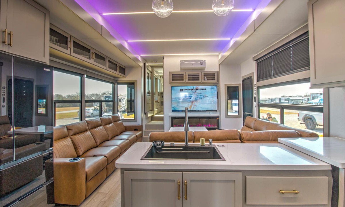 Clear Lake RV Rental | Family-Friendly Luxury RV Retreat/Fire Pits/Fishing Pond/Boat Tours.