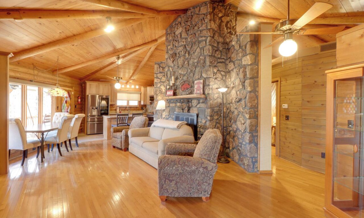 Wilburn Cottage | Family-friendly Riverfront Manor on the Little Red