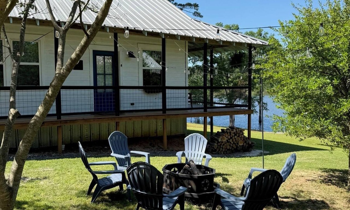 Ore City Cottage | Family Lake Escape - Sleeps 8 - Pool & Lake O’ the Pines