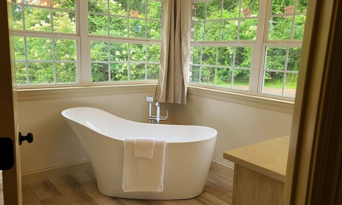 Pine Grove House | Farm House stay with soaking tub and hot tub barn