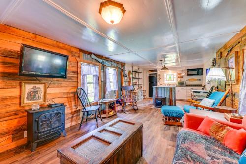 Madill House | Fenced Yard: Quaint Cabin Near Lake Texoma!