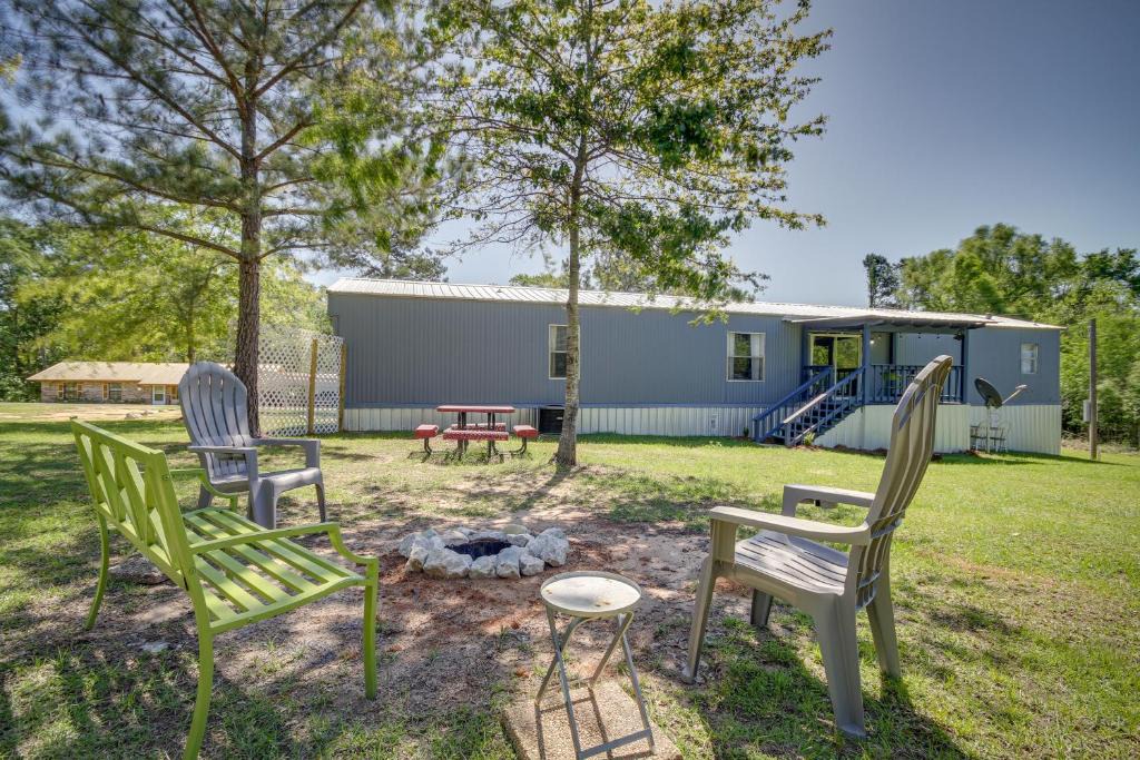 Newhebron House | Fire Pit + Deck: Peaceful Silver Creek Retreat