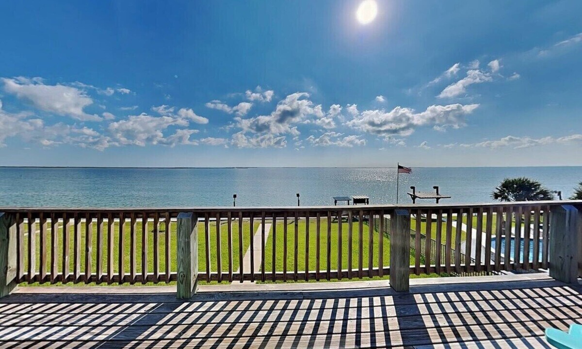 Palm Harbor House | Fisherman Luv, Bayfront Home with Night Fishing Light & Stunning Views