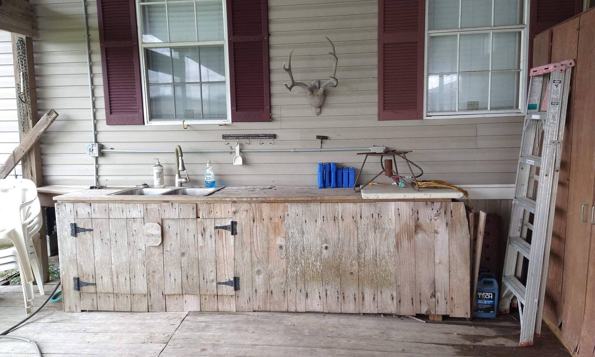 Boothville-Venice House | Fishing Camp sleeps 12, fully equipped. Screened in porch. 5 minutes from marina