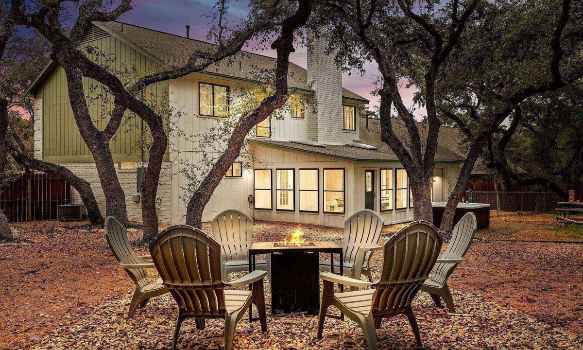 Whispering Oaks House | Free Fun - Daily Ticket to Attraction - Hot Tub, Fire Pit, Pool Table - Near SAT & Attractions