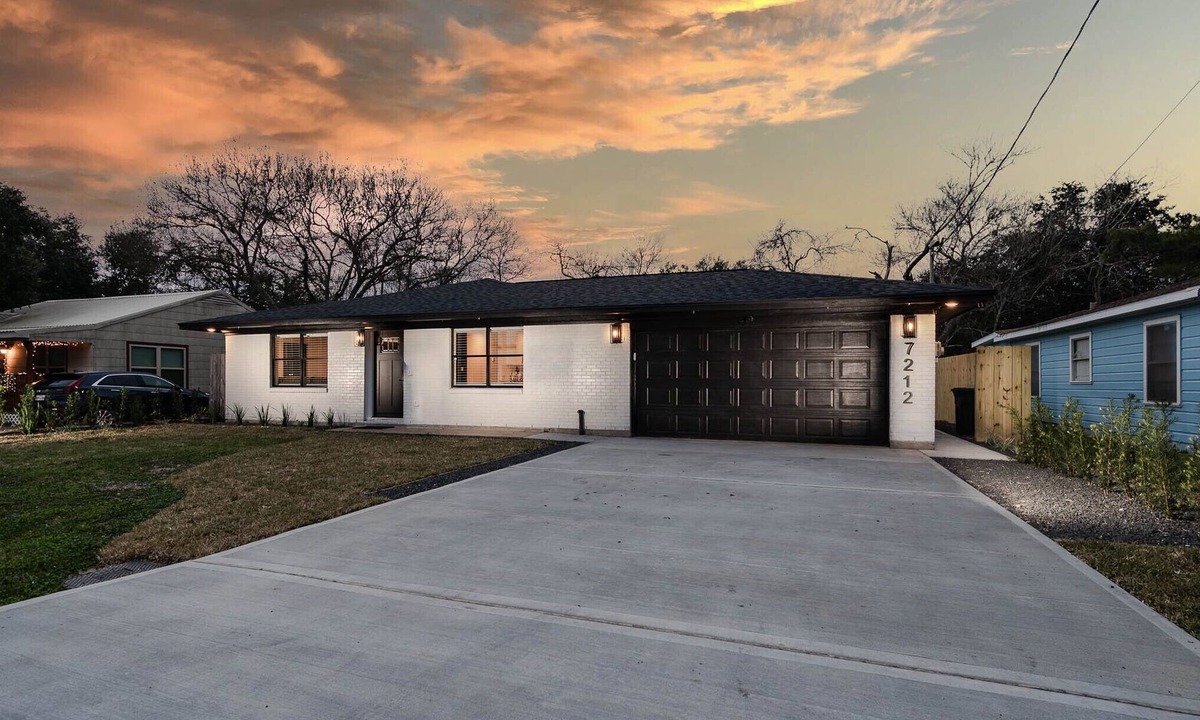 Hitchcock House | Fresh clean luxurious, Galveston beach close, kemah shopping and more