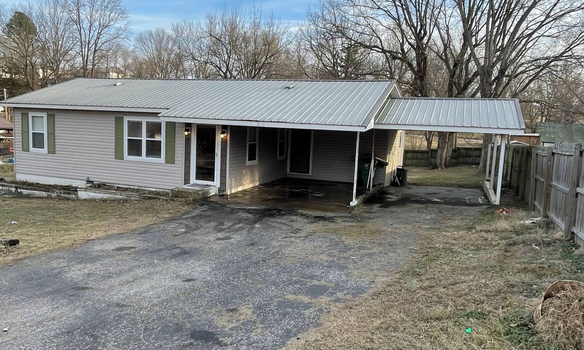 Mammoth Spring House | Freshly Updated Remodel-Located In the heart of Mammoth Spring. ready for you!