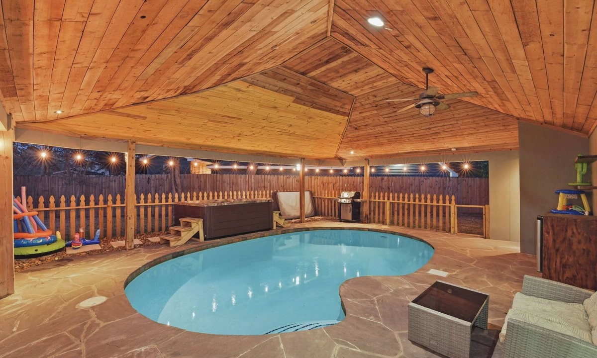 Friendswood House | Friendswood 4BR: Fun Backyard w/Pool, Spa, Grill