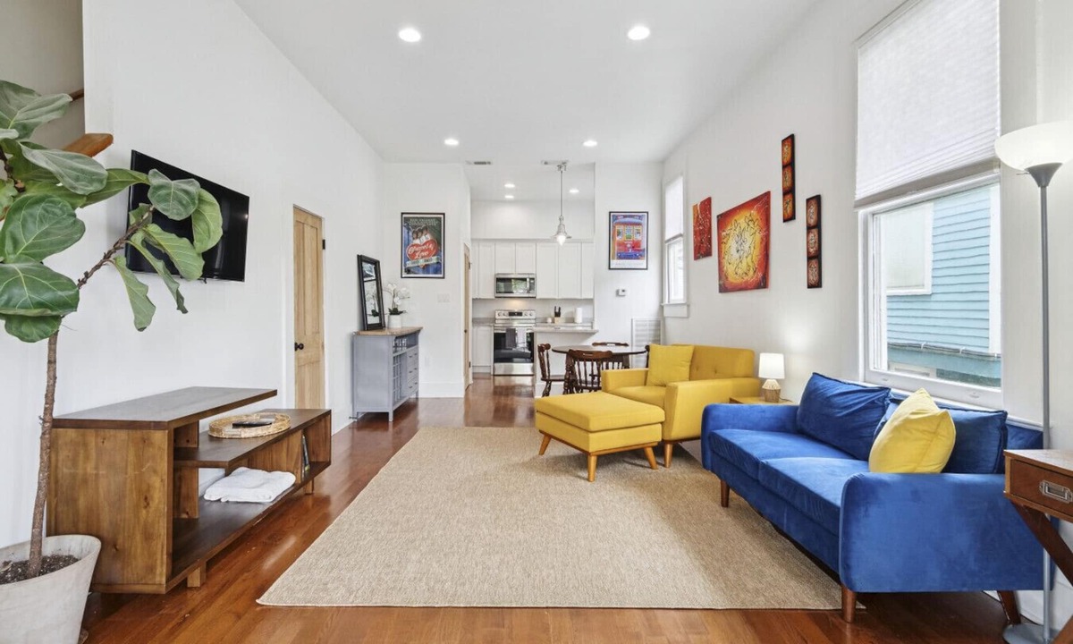 Leonidas House | Fully Furnished 2bd/1.5ba One Block from Carrolton