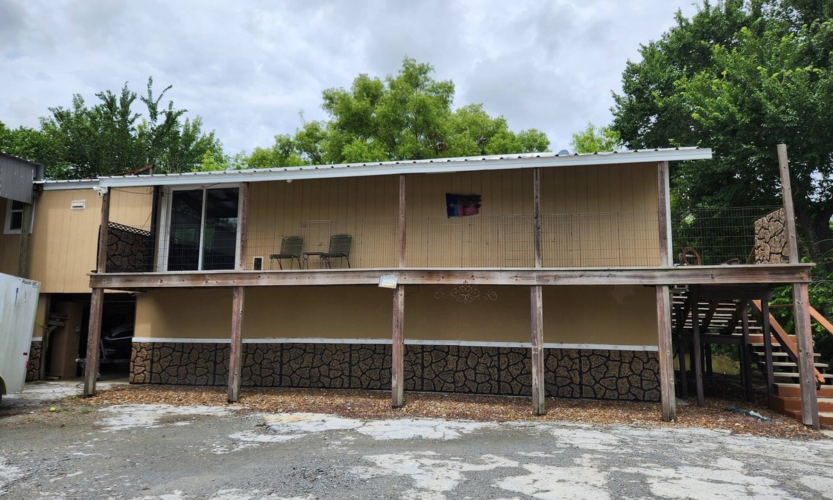 Long Mott House | Functional, Not Fancy- On The Guadalupe River- 2 Bedroom 1 Bathroom