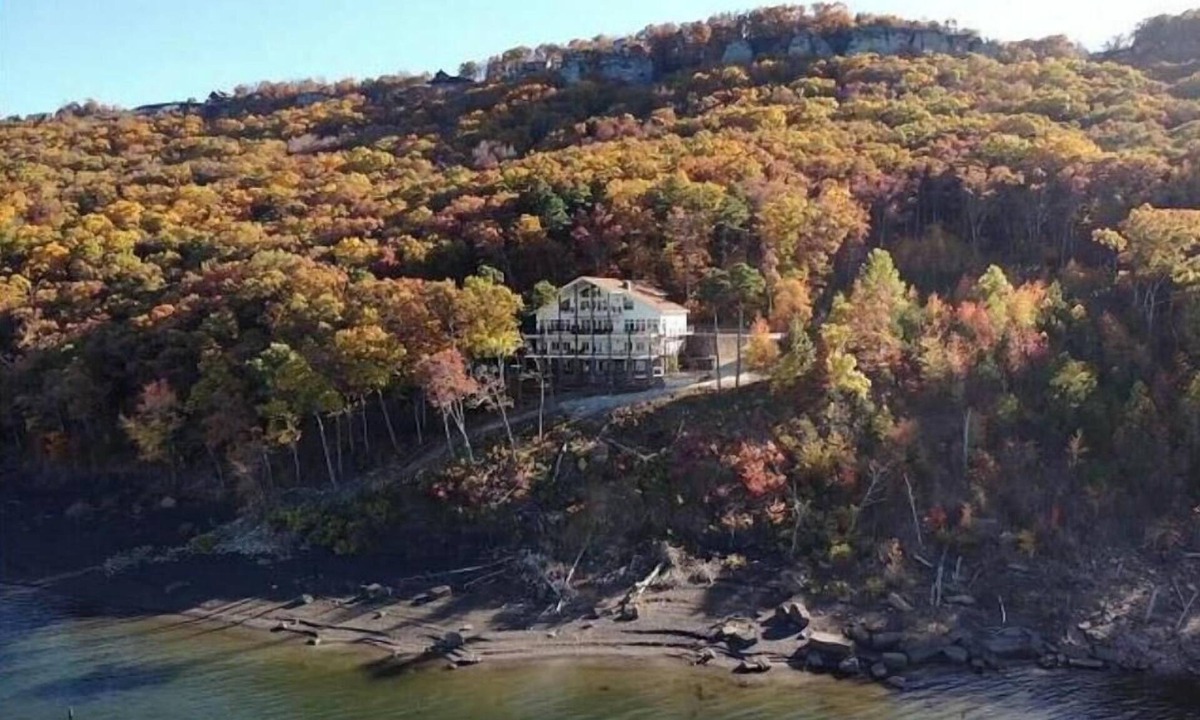 Quitman House | G & P Properties boasts a spacious 5-bedroom house in peaceful Greers Ferry