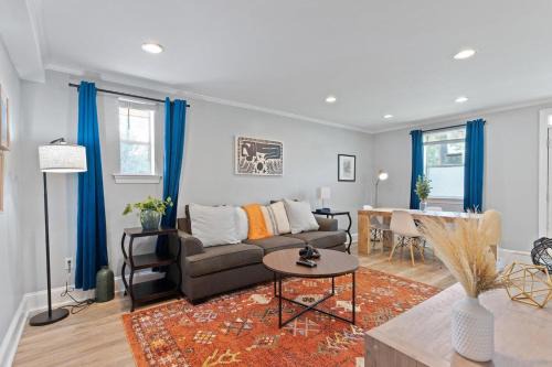 Lower Garden District House | Garden District retreat w balcony