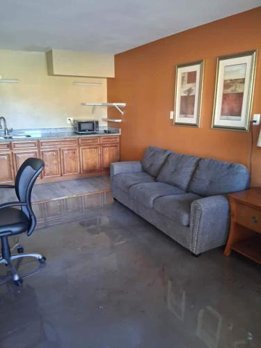 Baton Rouge Apartment | Gated - 1 King Bed 1 Bath Apt with Full Kitchen 107