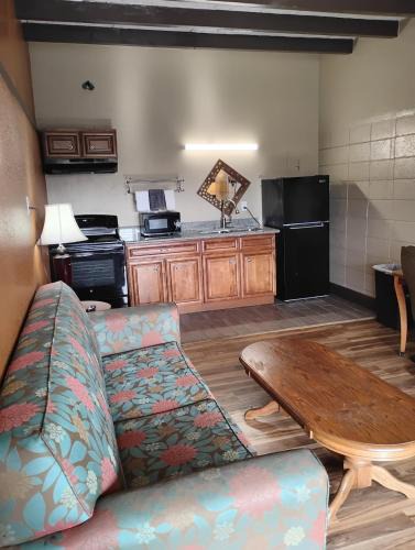Baton Rouge Apartment | Gated 1 King BR1 Bath Apt with Full Kitchen 124