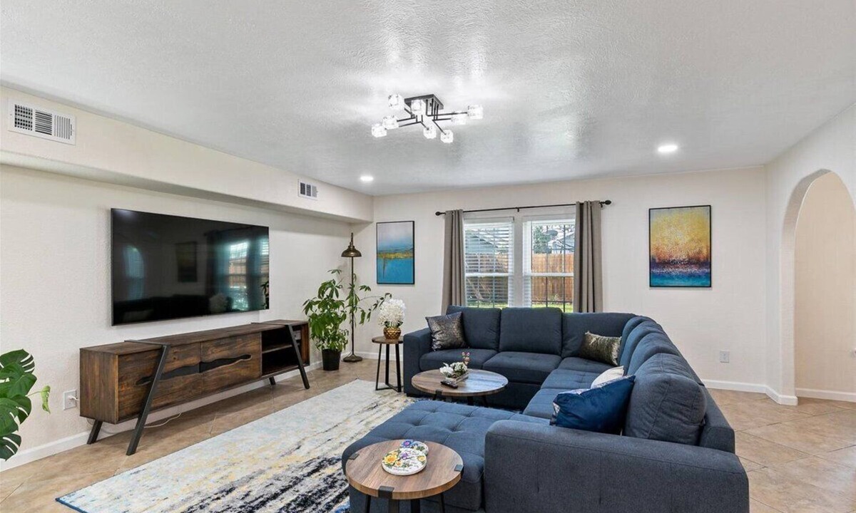 MacGregor House | Get Together & Stay-Play-Relax! Peaceful Oasis w/TVs, Games, & BBQ -LUCKY House