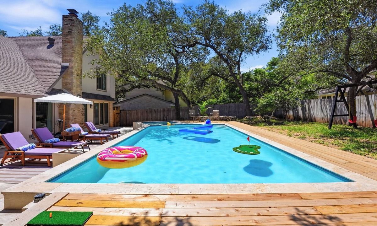 Vance Jackson House | Glow House | Pool, Fireplaces, Sleeps 12 | Near Six Flags & Medical Center