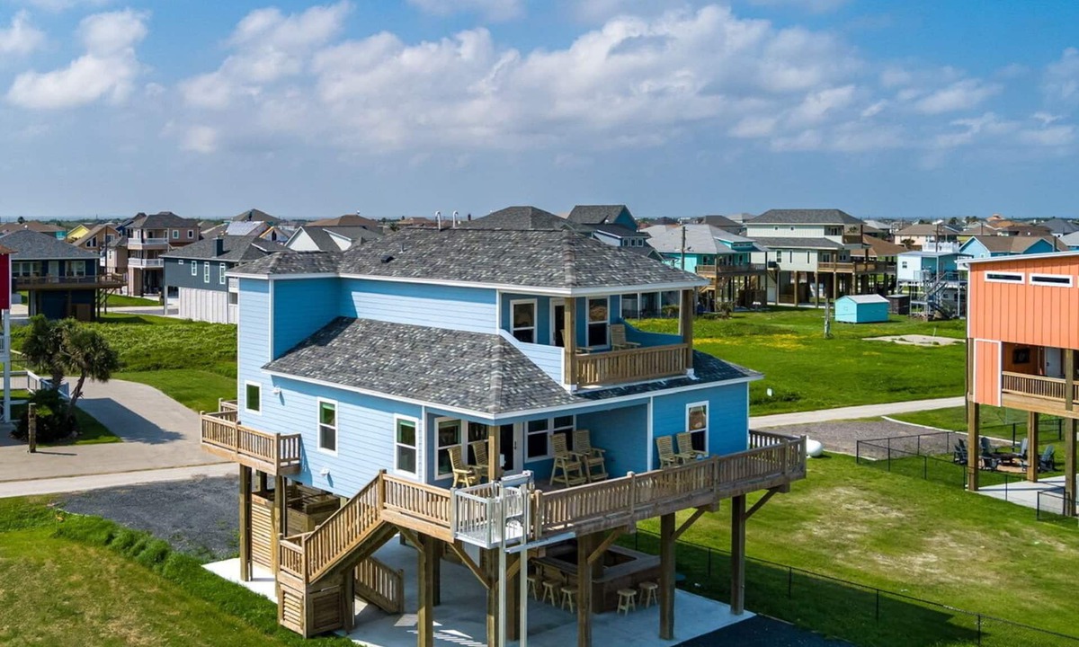 Crystal Beach House | Gorgeous 4 bedroom, outdoor bar w/TV, Gulf Views, minutes to the beach!