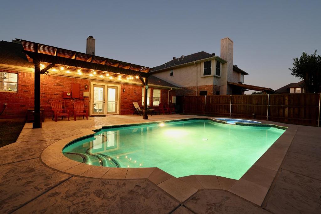 Flower Mound House | Gorgeous 4 bedroom 2,5 bath Home with Heated Pool, Spa & Game Room close to DFW Airport and 35 mins from Dallas Stadium - Great for World Cup Fans !