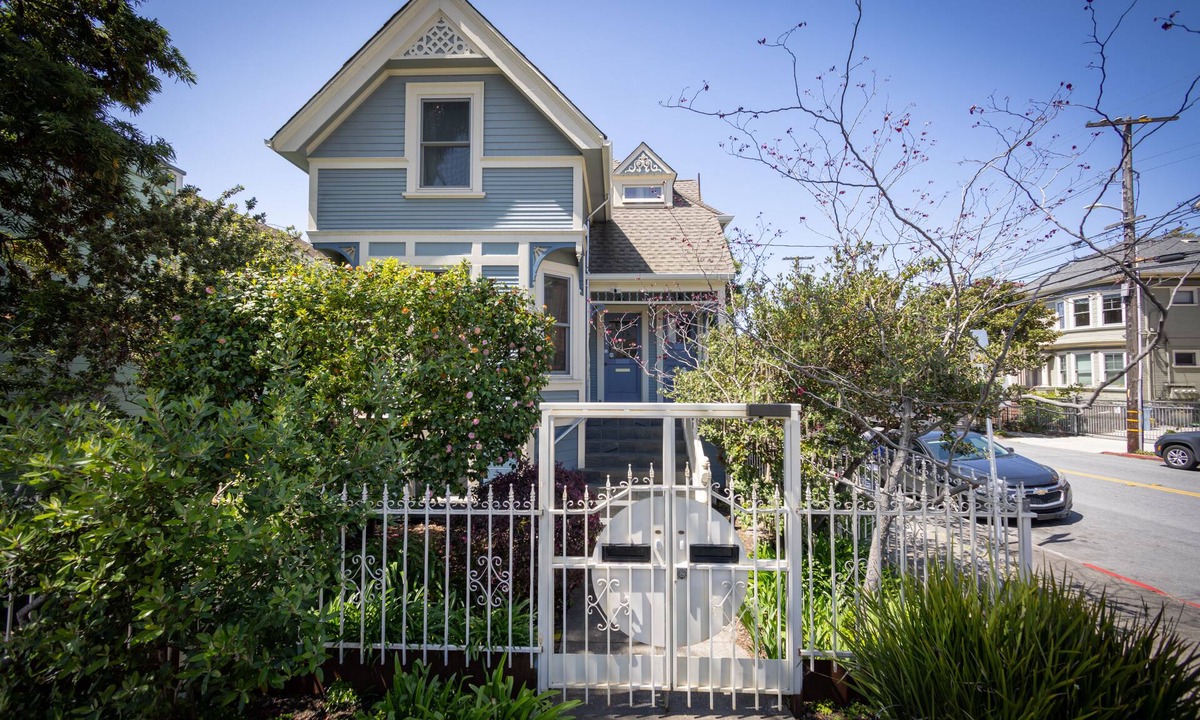 Downtown Berkeley Apartment | Gorgeous Upper Flat in Historic Berkeley Queen Anne Duplex