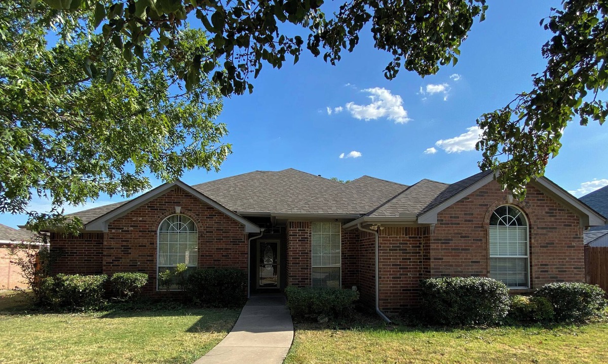 Sanger House | Great for Families. 4 Bed, 2 Bath, Fully Outfitted Kitchen, Spacious Family Room
