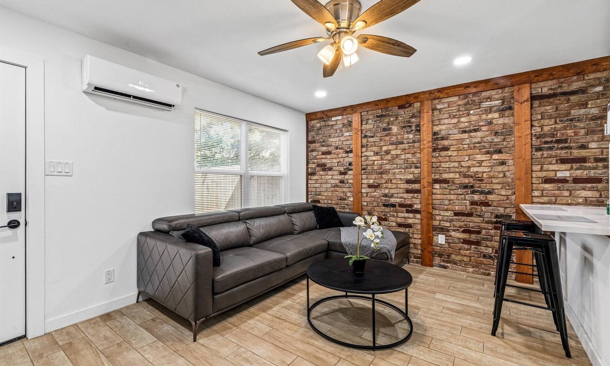 Neartown Apartment | Great Location, near Coffee shops Pet-Friendly, 1BR | Museum District | Free Parking newly renovated
