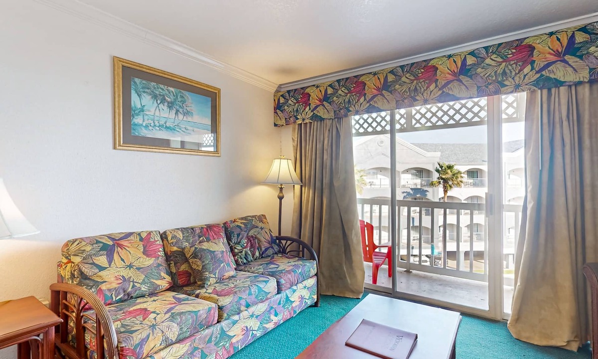 Galveston Condo | Great Seawall Location with Shared Pool, Hot Tub, & Gulf Views