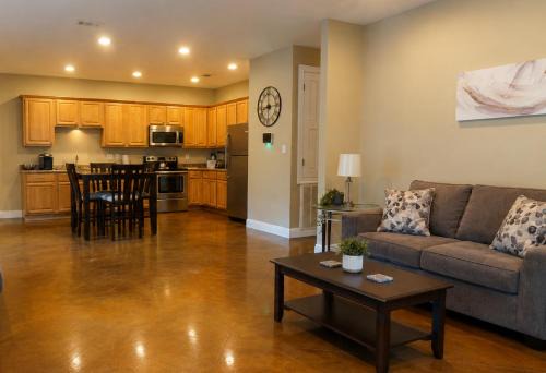 Kreole Apartment | Ground Floor, 3BR Sleeps 8, Near Ingalls and Chevron -F-