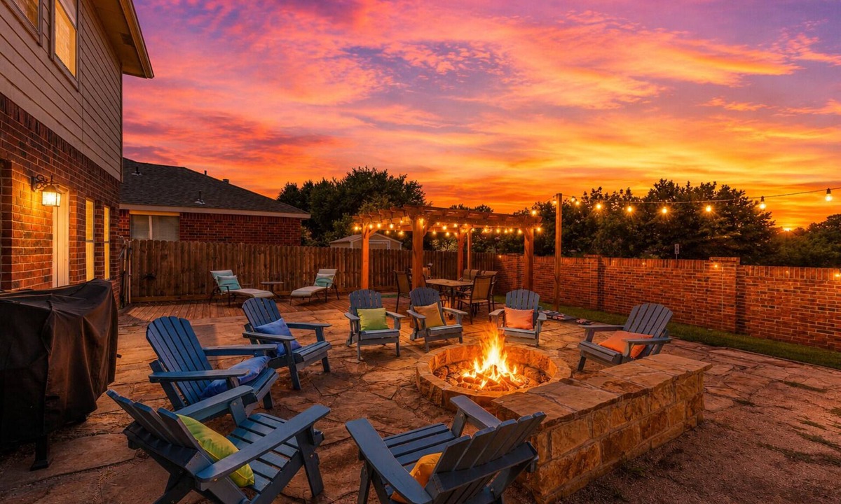 South Arlington House | Group Stay, Great for Families + Movie Room+ Game Room +Outside Oasis Sleeps 12