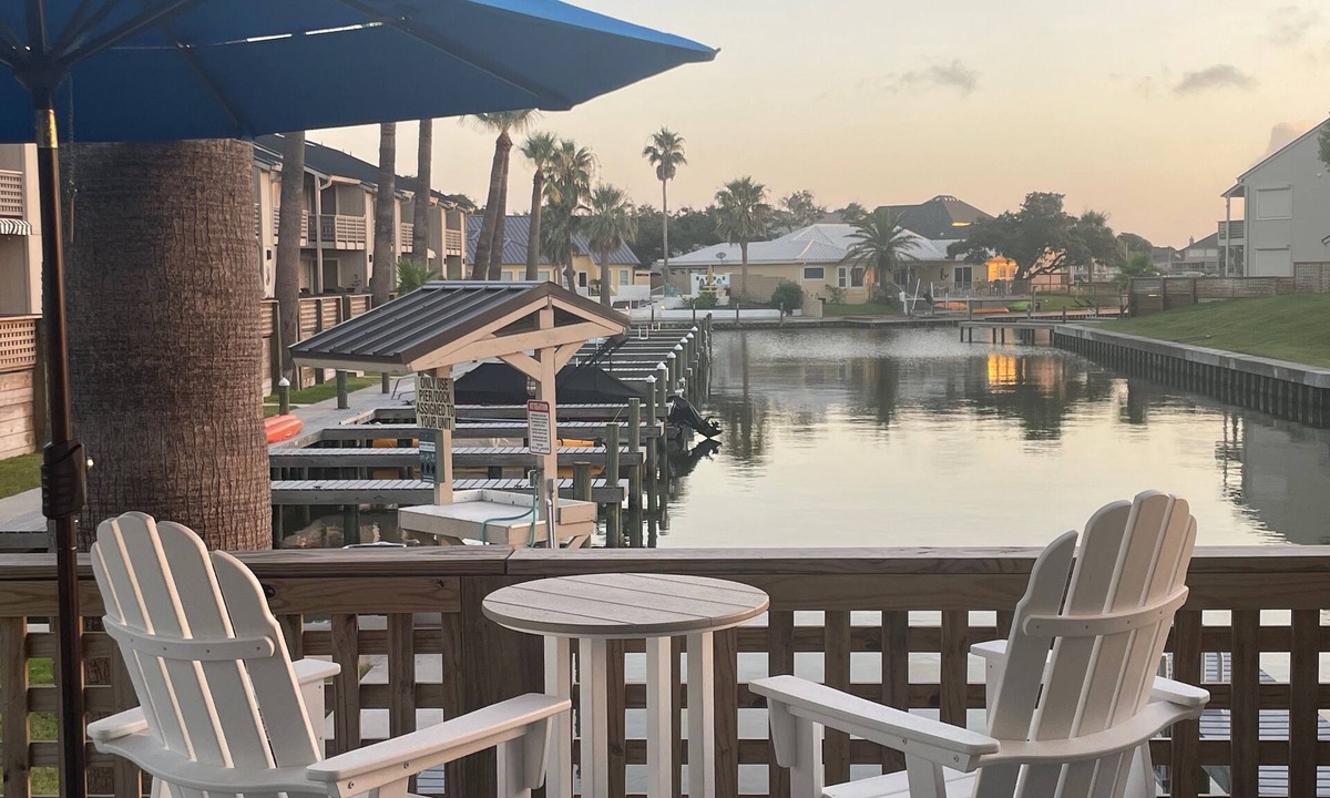 Harbor Oaks House | Guest Favorite, End–unit, Next to pool, Private Boat Slip, 5 Min to Beach.
