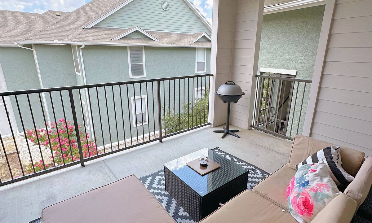 Vance Jackson Apartment | Guest Favorite - Medical area - 10 minutes from Downtown