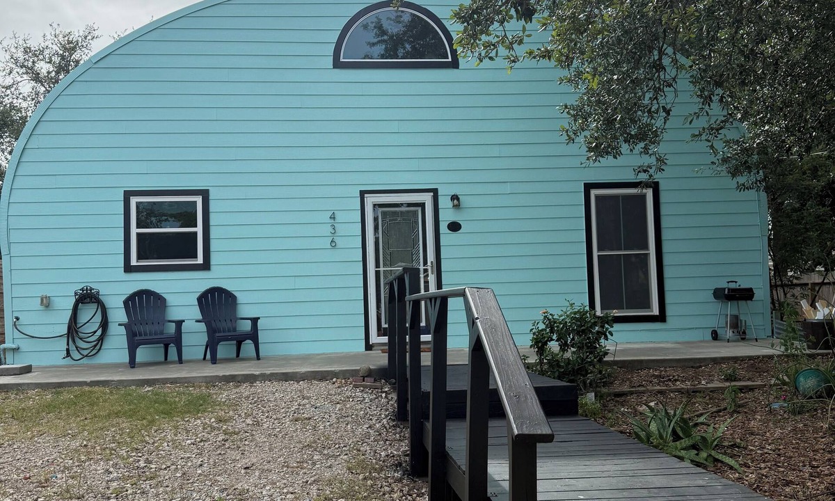 San Leon House | Happy Hideaway: Fun & Unique Stay in San Leon