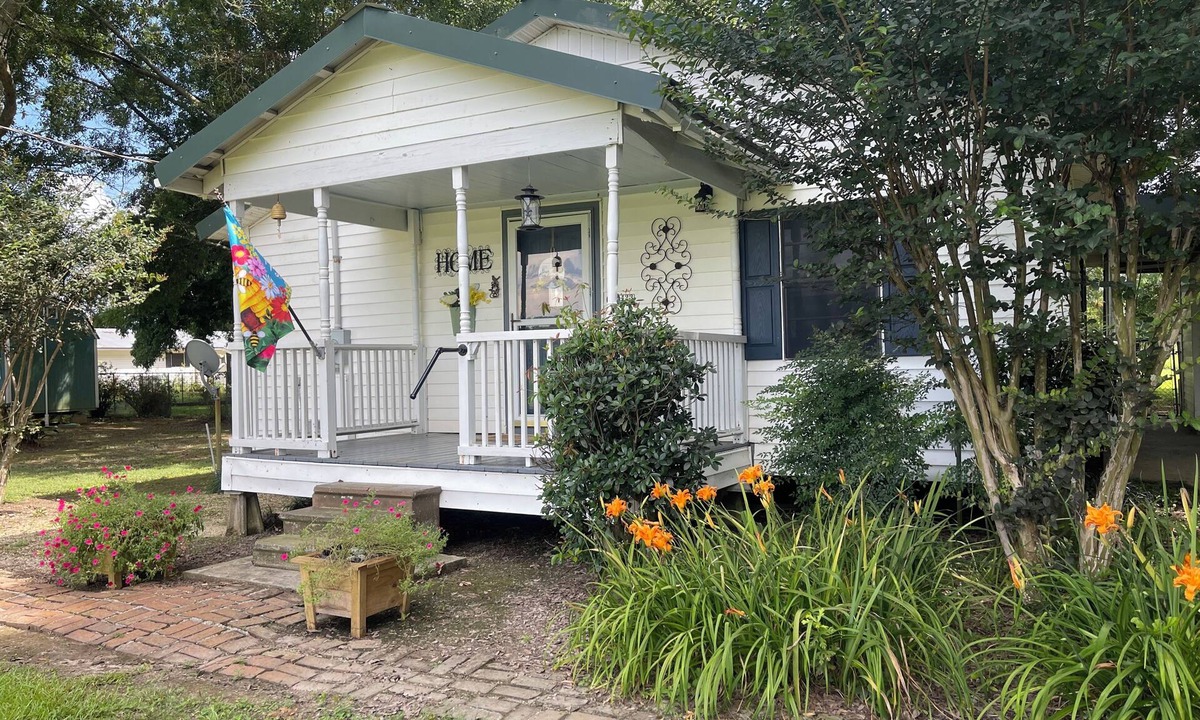 Milton Cottage | Happy Hive Bee and Bee entire cottage