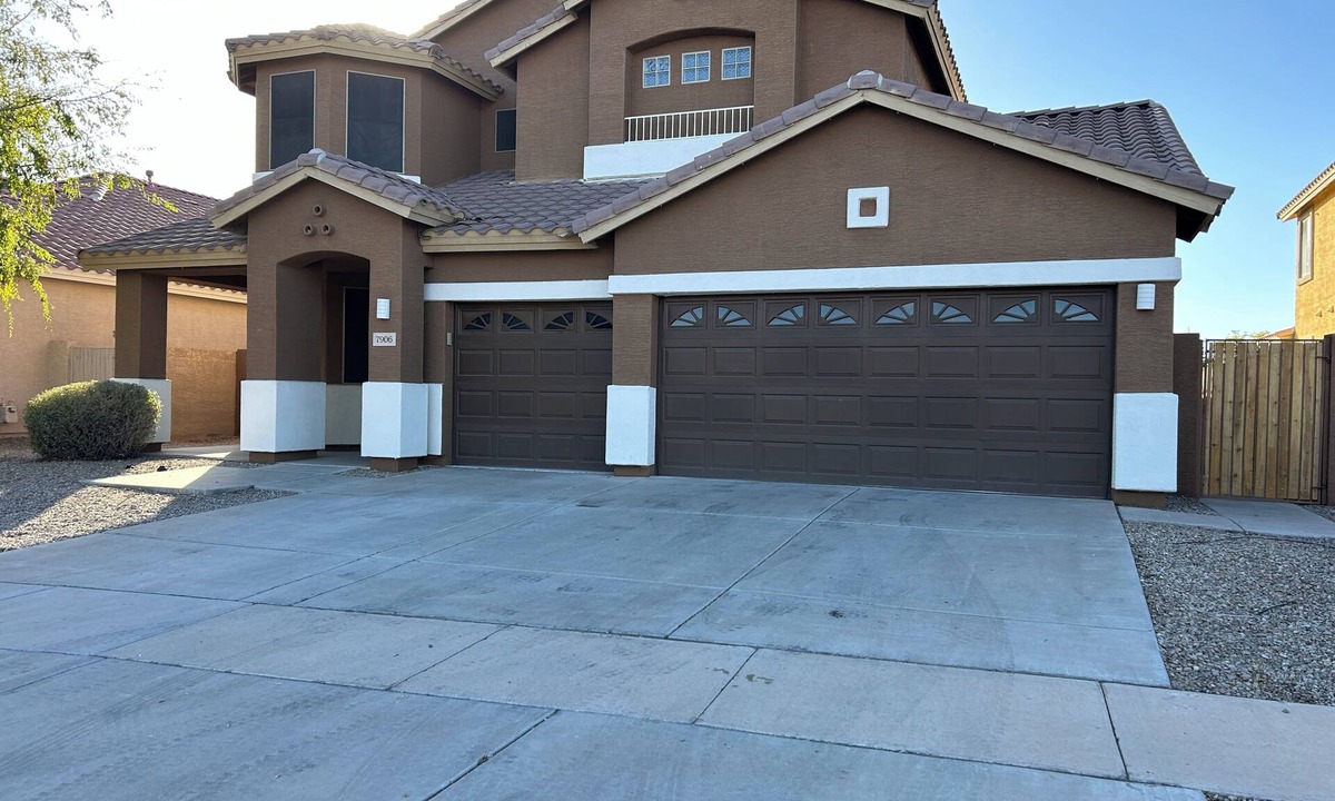 Rovey Farm Estates House | Heated Pool right next to stadium! All your needs covered with this one