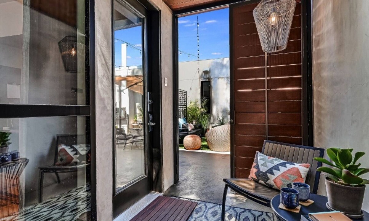 East Cesar Chavez Hotel | Heywood Hotel