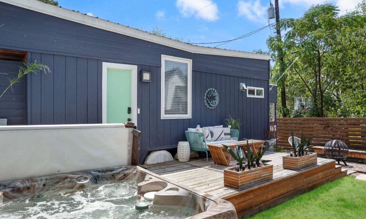 Blackshear-Prospect Hill House | HGTV Featured Tiny Home w Hot Tub Near East 6th St