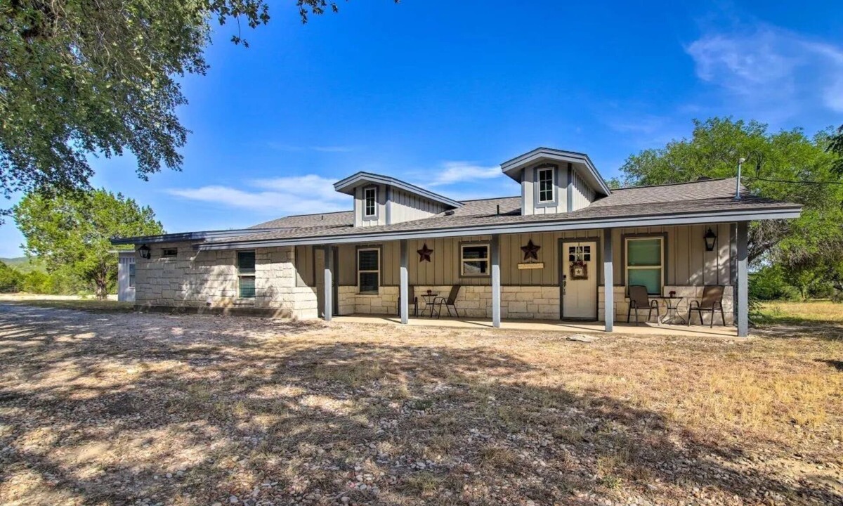 Oatmeal House | Hidden Treasure Hill Country Villa