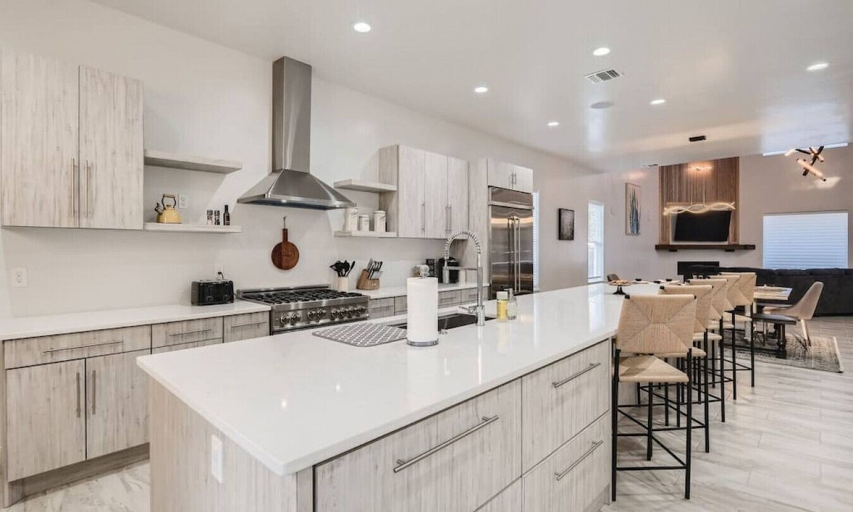 Nevada Street House | High End 5 BDRM Home W/Heated Pool & Mins to Riverwalk/Downtown
