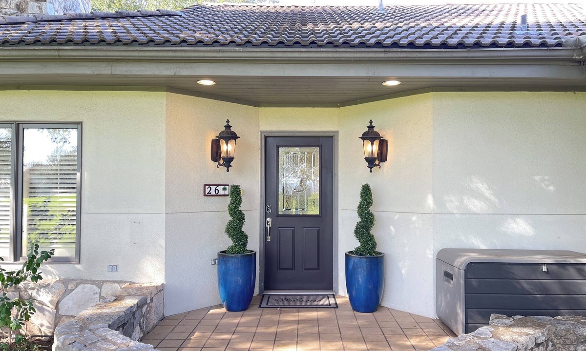 Barton Creek Lakeside Cottage | Hill Country getaway at Barton Creek Lakeside near Lakecliff Golf Club.