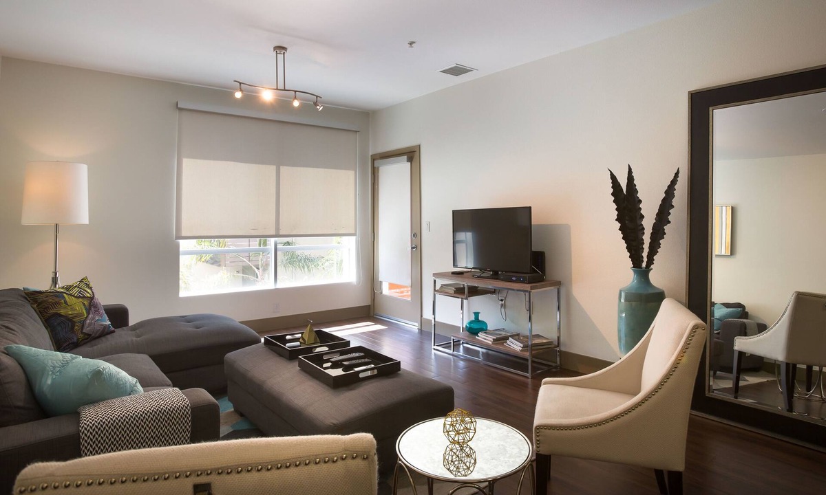 Hollywood Hills West Apartment | Hillside