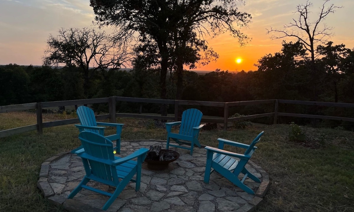 Caldwell Cabin | Hilltop Cabin Sunset Views at The Farm on a Hill