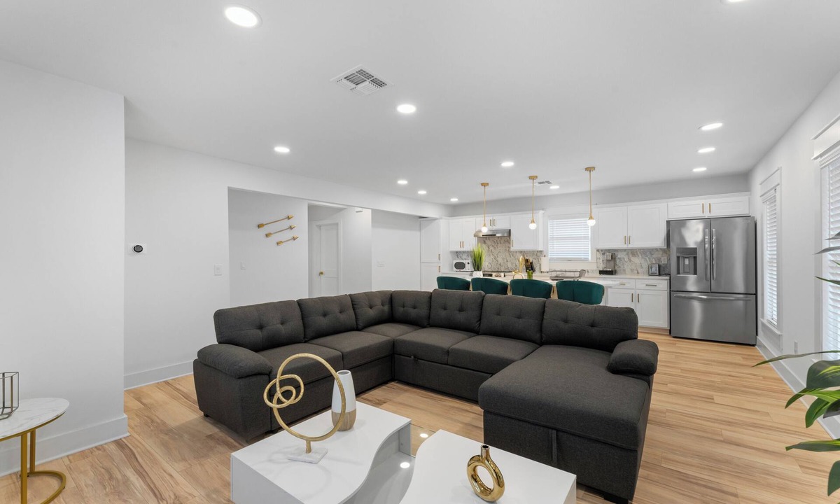 Midtown Apartment | Historic Charm Modern Stay Near Zoo, Downtown & Pearl. Fast Wi-Fi, Pet-Friendly!