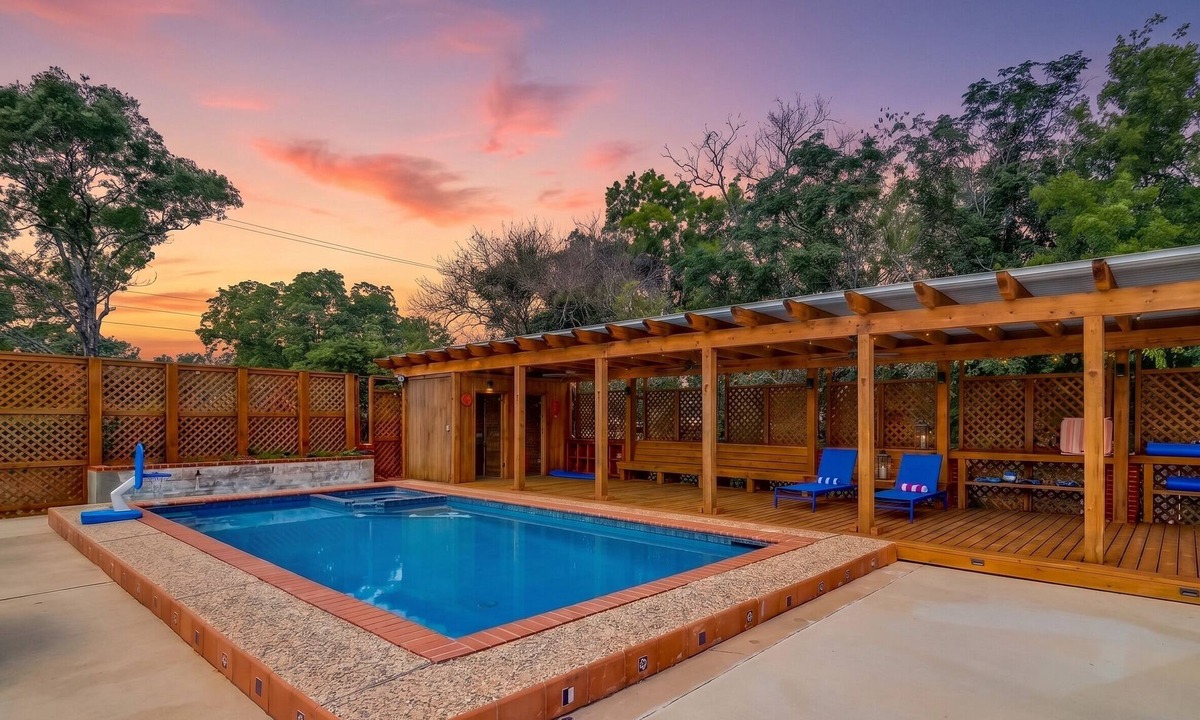 Oak Park - Northwood House | Historic charmer with a pool, gardens, gym, & game room- dogs ok