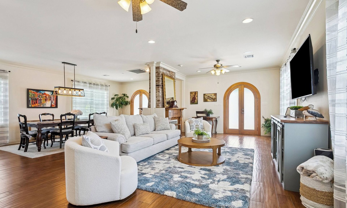 Arabi House | Historic Home Only 4 miles to French Quarter - Super Cozy & Convenient!