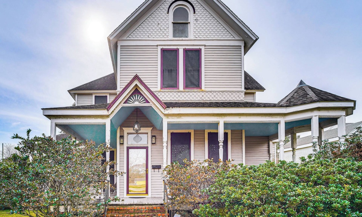Jeanerette House | Historic Home w/Wraparound Porch + Private Yard!